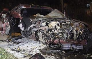 Lüks otomobil kamyonetle çarpıştı: 1 ölü, 3...