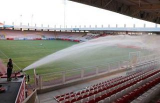 Maç öncesi tribün koltukları itfaiye ekiplerince...