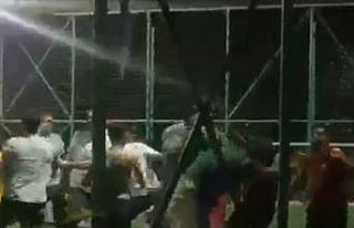 Maç sonrası saha karşıtı, halı sahada silahla...