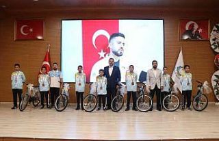 Madalya kazanan sporculara bisiklet hediyesi