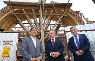 Manisa protokolü Fetih Mescidi restorasyonunda incelemelerde...