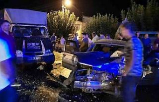 Manisa’da 3 araç birbirine girdi: 1’i çocuk...