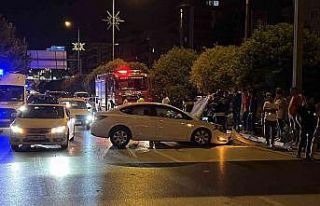 Manisa’da kontrolden çıkan otomobil refüje çarptı