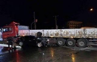 Manisa’da tır ile otomobil çarpıştı: Otomobilde...