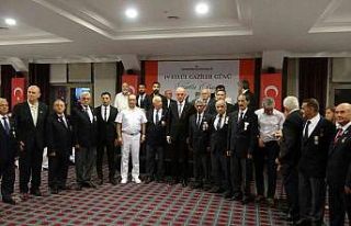 Marmaris Kaymakamı Aksoy’dan gazilere plaket