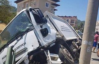 Marmaris’te çöp kamyonu kaza yaptı: 3 yaralı