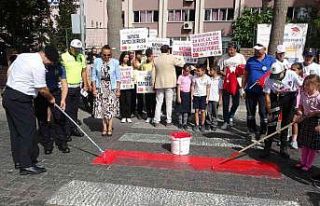 Marmaris’te yaya geçitleri kırmızıya boyandı