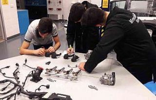 Mercedes-Benz laboratuvarlarında 2 bin 416 öğrenci...