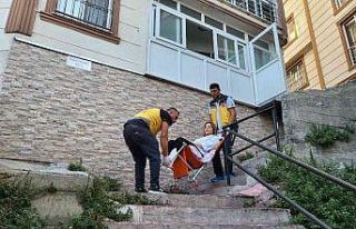 Merdivenlerden düşüp iki ayağını kıran genç...
