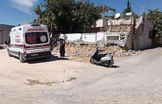 Merdivenlerden halı silkerken yuvarlanan kadın yaralandı