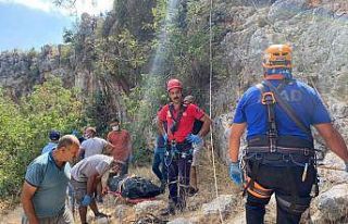 Mersin’de 70 metre uçurumdan düşen adam hayatını...