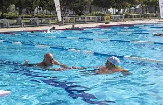 Mersin’de yüzme kurslarına yetişkinler de ilgi...