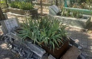 Mezarlıkta alkol alıp, kabirlerdeki demirleri çaldılar