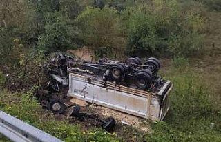 Mıcır yüklü hafriyat kamyonu şarampole devrildi:...