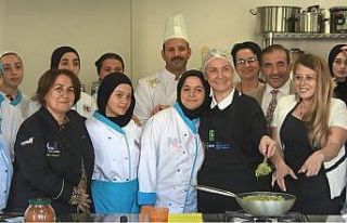 Milletvekili kız öğrencilerle birlikte mutfağa...