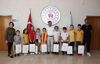 Minik masa tenisçilere sürpriz hediye