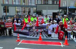 Minik öğrencilerden sürücülere ‘Önce Yaya’...