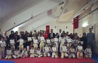 Minik tekvandocuların sertifika sevinci