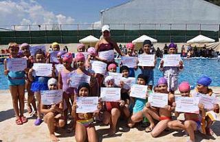 Minik yüzücüler hünerlerini sergiledi