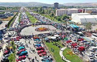 Modifiye araç tutkunları Sivas’ta buluştu
