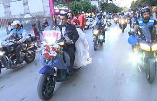 Motor tutkunu damadın gelin arabası da motosiklet...