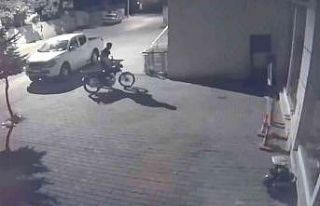 Motosiklet hırsızı saniye saniye kameraya yansıdı