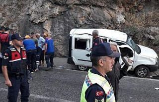 Motosiklet ile hafif ticari araç çarpıştı: 7...