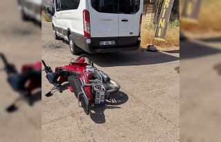 Motosiklet ile minibüs çarpıştı: 1 yaralı