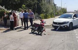 Motosiklet ile otomobil çarpıştı: 1 yaralı
