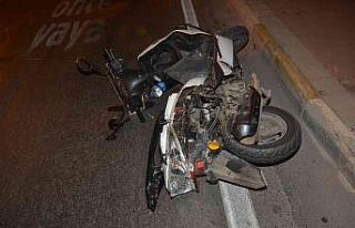 Motosiklet refüje çarptı: 1 yaralı