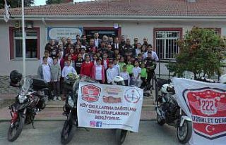 Motosikletlerle köy okuluna bin 222 kitap bağışladı