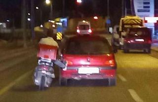 Motosikletli kurye otomobili ayağı ile 300 metre...