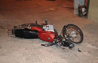 Motosikletten savrulan genç ağır yaralandı