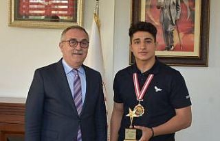Müdür Akyol, Balkan Şampiyonu Zaloğlu’nu makamında...
