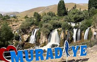 Muradiye Şelalesinde sonbahar güzelliği