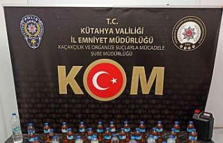 Müşterisine kendi yaptığı sahte alkolü satarken...