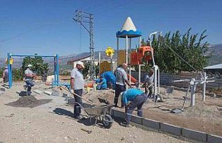 Mut’ta parklarda temizlik ve onarım çalışması...