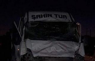 Nallıhan’da traktörle işçi servisi çarpıştı:...