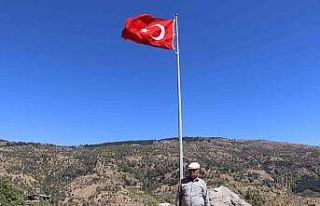 Nazilli’de zirveye dikilen Türk Bayrağı göndere...