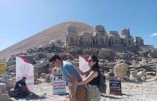 Nemrut Dağı zirvesinde turistlere ilk yardım eğitimi...