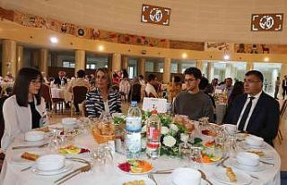 Nevşehir’de protokol üyeleri başarılı öğrencilerle...