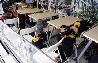 Öğrenciler deprem anını simülasyon tırında...