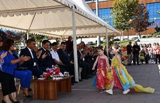 Öğrenciler geri dönüşüm defilesiyle çevre kirliliğine...