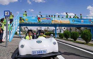Öğrencilere uygulamalı trafik eğitimi