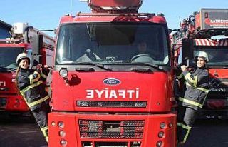 Ojeli elleri ile alevlere su sıkıyorlar