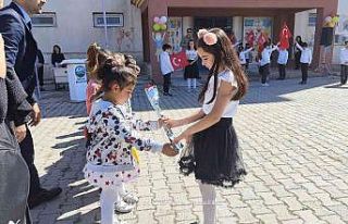 Okula yeni başlayan minikler çiçeklerle karşılandı