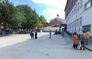 Okulların ilk gününde veliler okul bahçelerini...