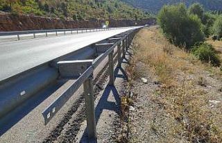 ‘Ölüm virajı’ndaki demir bariyerleri çaldılar