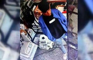 Önce etrafı inceledi, sonra telefonu çaldı