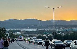 Önündeki otomobile çarpan motosiklet sürücüsü...